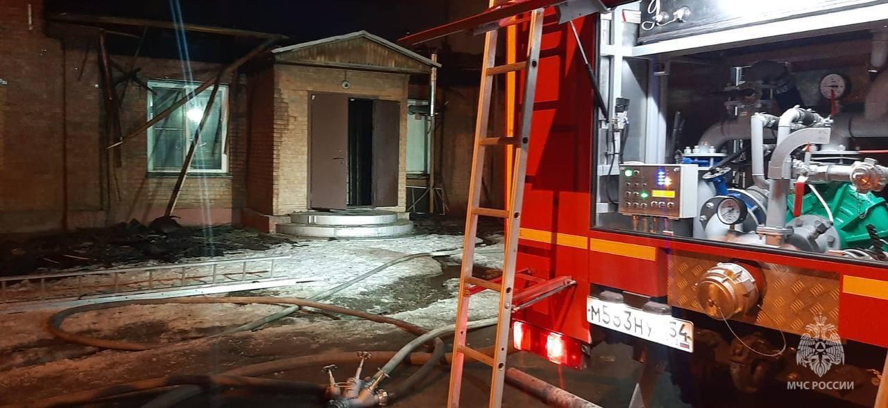 Фото Под Новосибирском загорелся магазин возле школы 2